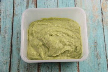 Mayonnaise aux herbes dans une barquette