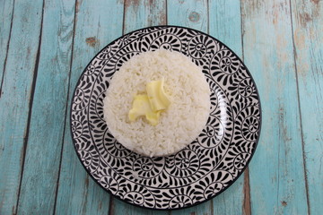 Riz blanc au beurre sur une assiette
