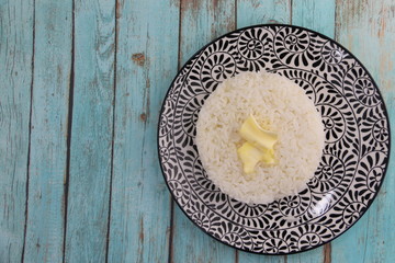 Riz blanc au beurre sur une assiette
