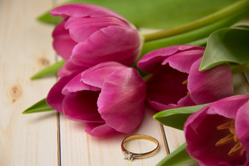 Bukiet tulipanów i pierścionek - obrazy, fototapety, plakaty