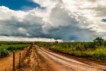 Estrada de terra rural céu espetacular