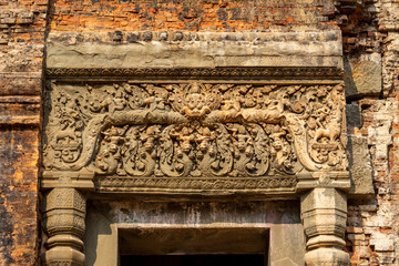 Preah Ko temple, Cambodia: lintel with carved relief of Kirtimukha