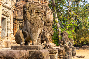 Fototapeta premium Preah Ko temple, Cambodia: Khmer style guardian lions sculptures