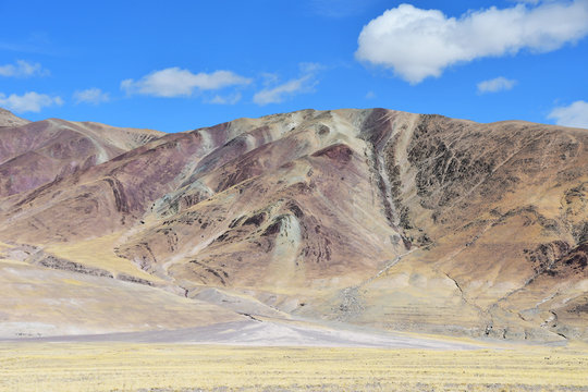 Mountains on the way to the salt lake Tarok. China, Tibet