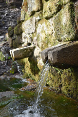 Fuente de piedra en medio del campo