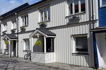 Häuserzeile in Henningsvaer auf den Lofoten