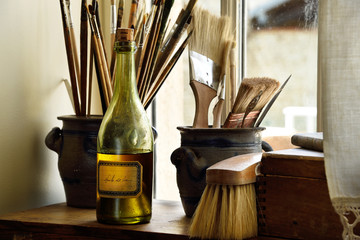 pinceaux et bouteille 