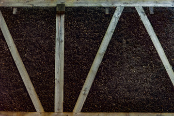Gradierwerk, Holzkonstruktion und Dornwand aus Schwarzdornbündel an denen die Sole herabrieselt und verdunstet und Dornstein bildet, ein schleimiger Überzug, der bei Austrocknung verkrustet