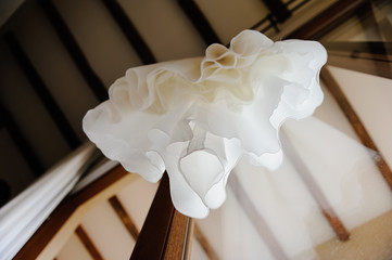 Vestido de novia visto desde abajo con formas curvas y techo con vigas de madera