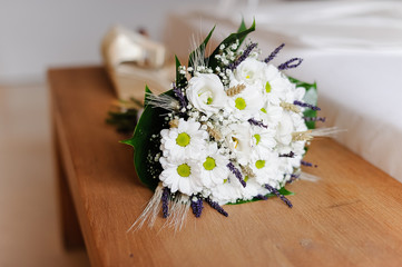 precioso ramo de flores con margaritas blancas