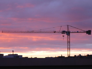 Sonnenaufgang über Berlin mit Kran