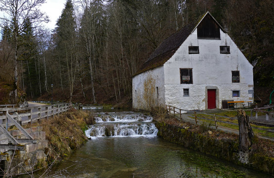Hasenbach-Wasserfall bei der Wimsener H&ouml;hle, Schw&auml;bische Alb, Baden W&uuml;rttemberg, Deutschland