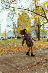 Elegante Frau im Coolen Outfit in Stadt Berlin bei Herbst