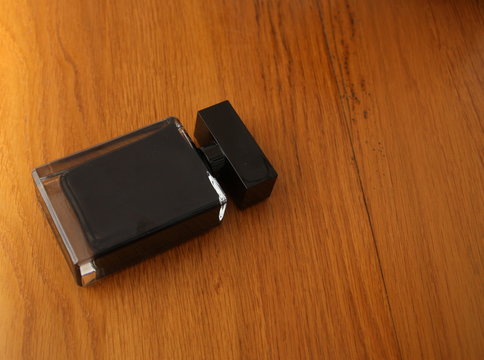 flacon de parfum , isol&eacute; 