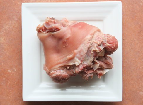 assiette de jarret de porc cuit ,isol&eacute;