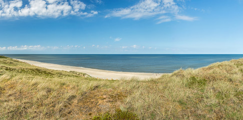 Fototapeta na wymiar Panoramaaufnahme der Dünen und des Strands an der Nordseeküste auf Sylt