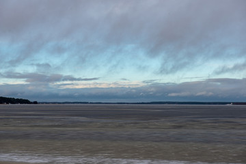 Obraz premium frozen bodies of water in deep winter under snow