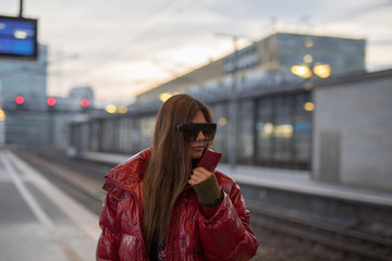 Obraz premium Elegante Frau im Coolen Outfit in Stadt Berlin bei Herbst