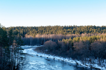 Obraz na płótnie Canvas river of gauja in latvia in winter with floating ice blocks