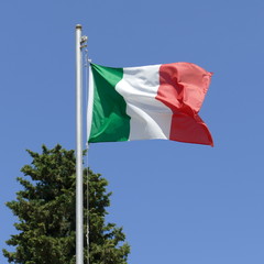 Bandiera italiana  svolazzante
