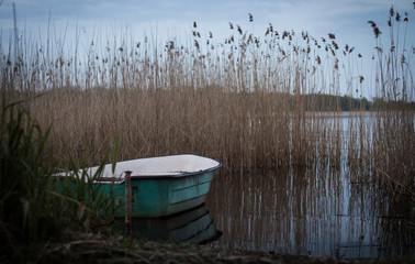 opuszczona łódka na jeziorze