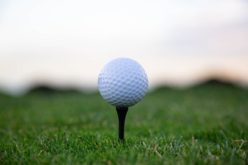 Bolas de golf puestas en encima de un tee con fondo verde y blanco