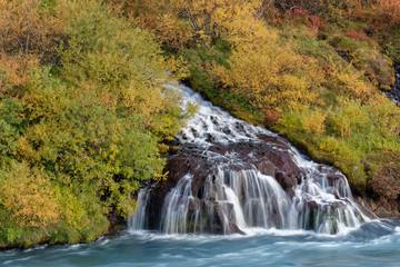 Herbst am Wasserfall Hraunafossar, Island