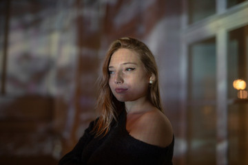 Junge Frau in Licht Beleuchtet 