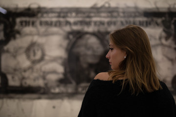 Fototapeta premium Junge Frau Nachts im Museum