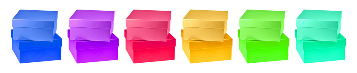 Quadratische Geschenkboxen aus bunter Pappe.