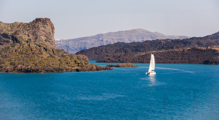 catamaran enters the bay of Thira (Santorini) - obrazy, fototapety, plakaty