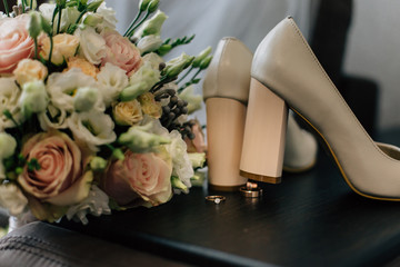 Obraz na płótnie Canvas wedding details - rings and shoes