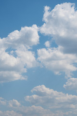 Weiße Wolken im blauen Himmel