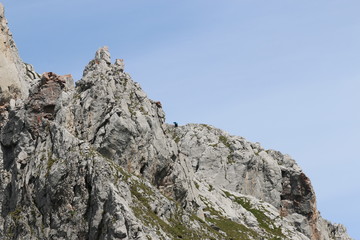 Rochers escarpés en été, grimpé par un grimpeur solitaire
