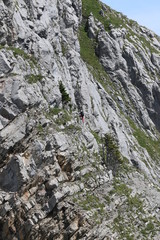 Rochers escarpés en été grimpés par une grimpeuse solitaire