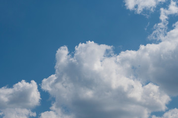 Wolken im blauen Himmel