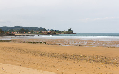 Fototapeta na wymiar Playa de El Barrigón y Playa de la Isla con puntal en Asturias. España