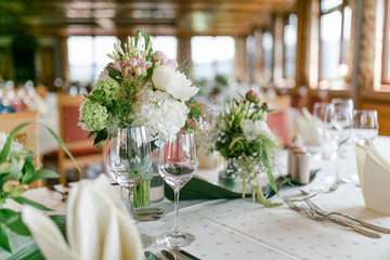 Gedeckter Tisch, Blumendeko Hochzeit
