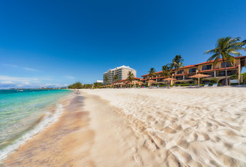 Zeven mijl strand op Grand Cayman in het Caribisch gebied.