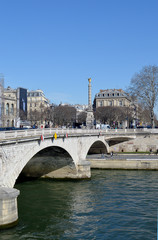 Obraz premium Pont au Change bridge, over the River Seine, Paris, with the Fontaine du Palmier fountain behind