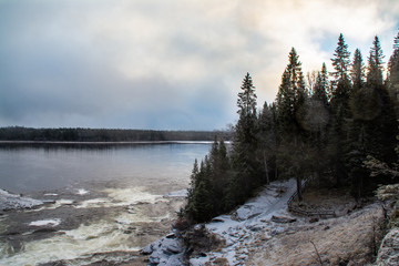 Vue depuis la cascade de Tannforsen
