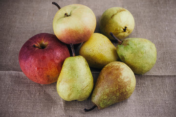 Green pears and red-yellow apples in a group.