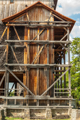 Gradierwerk mit Holzkonstruktion und Dornwand aus Schwarzdornbündel an denen die Sole herabrieselt...