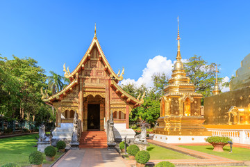Obraz premium Kaplica i złota pagoda w Wat Phra Singh Woramahawihan w Chiang Mai na północy Tajlandii
