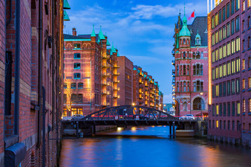 Obraz premium Hamburger Speicherstadt zur blauen Stunde