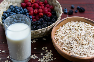 Leche, cereal y frutos rojos