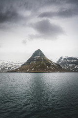 Fototapeta premium Kirkufell Mountain (Church Mountain in English) overlooking Grundarfjordur Bay on the Snaefellsnes Peninsula in western Iceland.