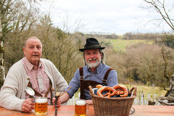 Bayerische jungs haben spaß und trinken bier