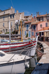 Fototapeta na wymiar martigues canals with their boats and their old houses