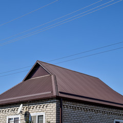 Detached house with a roof made of steel sheets.